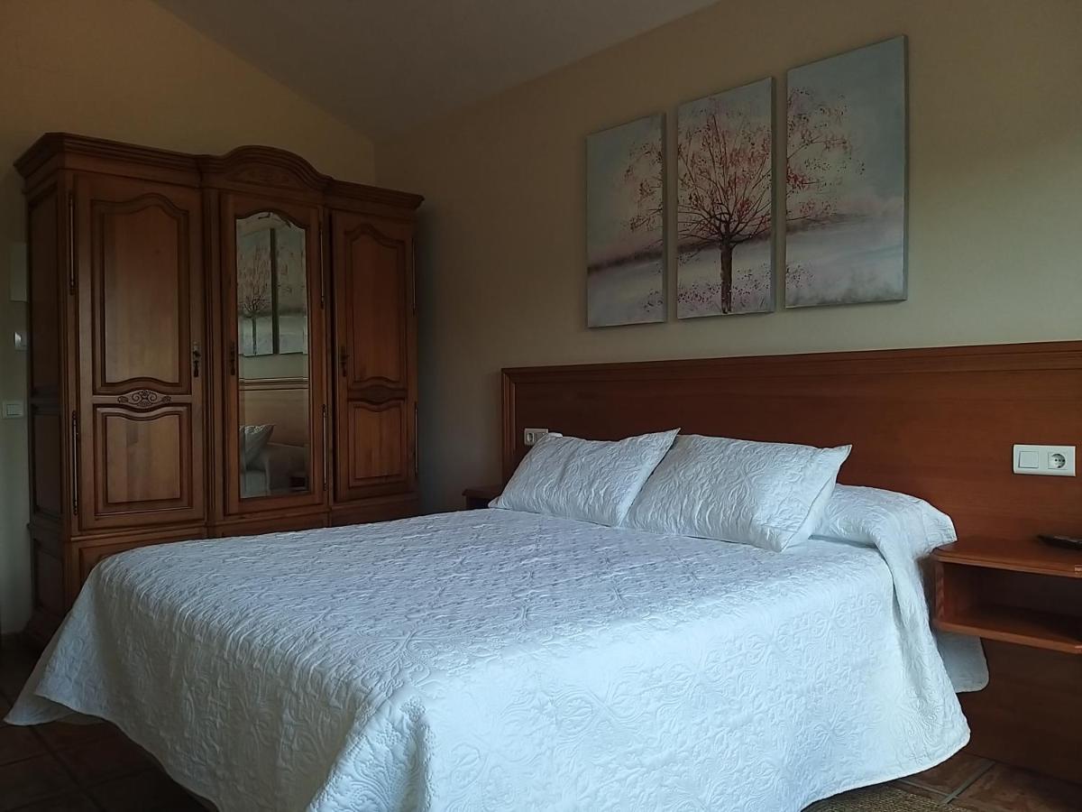 Frades Hostal Restaurante O'Cadaval מראה חיצוני תמונה