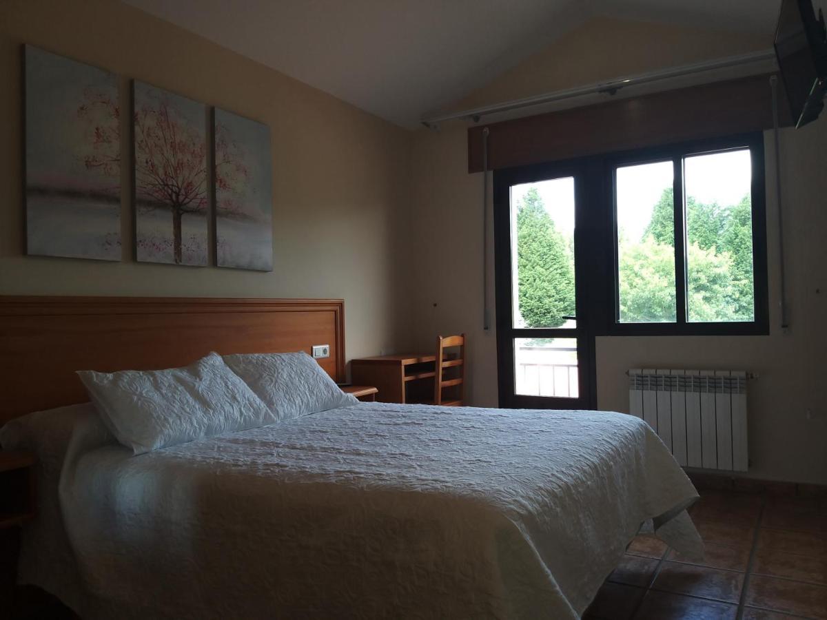 Frades Hostal Restaurante O'Cadaval מראה חיצוני תמונה