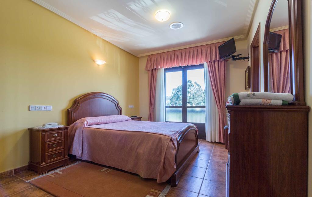 Frades Hostal Restaurante O'Cadaval מראה חיצוני תמונה