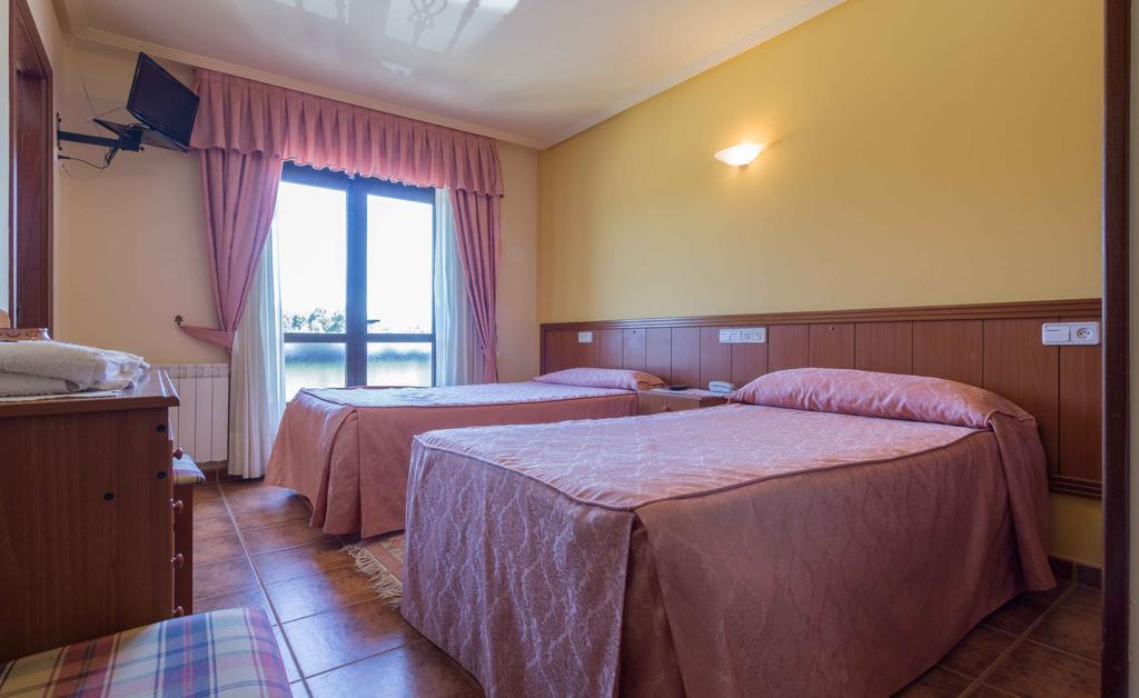 Frades Hostal Restaurante O'Cadaval מראה חיצוני תמונה