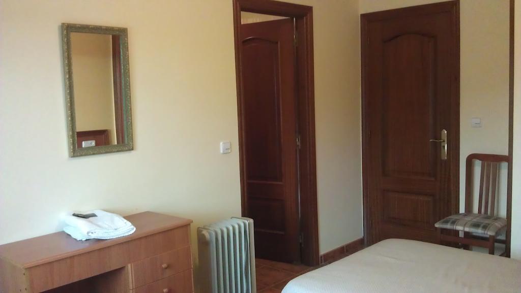 Frades Hostal Restaurante O'Cadaval חדר תמונה