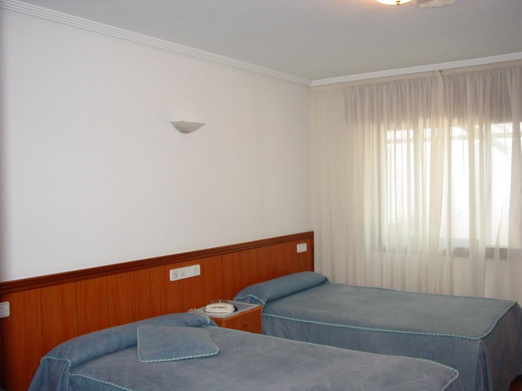 Frades Hostal Restaurante O'Cadaval מראה חיצוני תמונה
