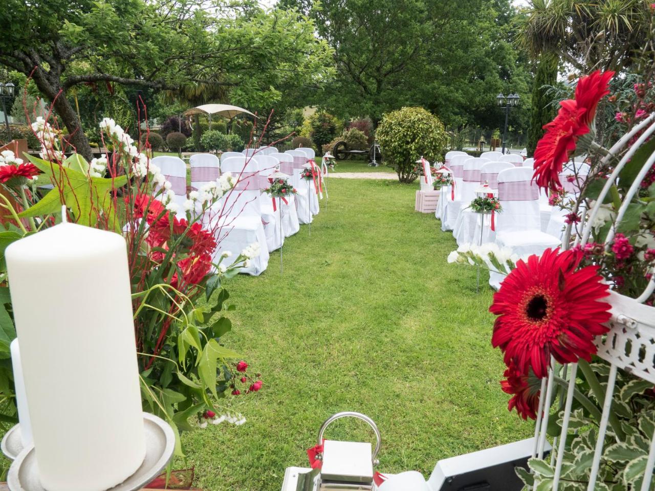 Frades Hostal Restaurante O'Cadaval מראה חיצוני תמונה